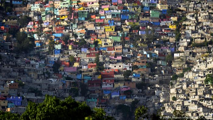 Barrio en Puerto Príncipe, capital de Haití, con muchas fachadas pintadas de colores