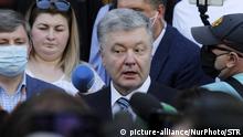10.06.2020
Former Ukrainian President Petro Poroshenko speaks with journalists as he arrives at the State Investigations Bureau for questioning in Kyiv, Ukraine, on 10 June, 2020. Former Ukrainian President and the leader of 'European Solidarity' party Petro Poroshenko arrived to the State Bureau of Investigation for questioning as a witness in criminal cases. The Office of the Prosecutor General informed former President of Ukraine of suspicion of issuing a âclearly criminal orderâ, as local media reported on 10 June, 2020. (Photo by STR/NurPhoto) | Keine Weitergabe an Wiederverkäufer.