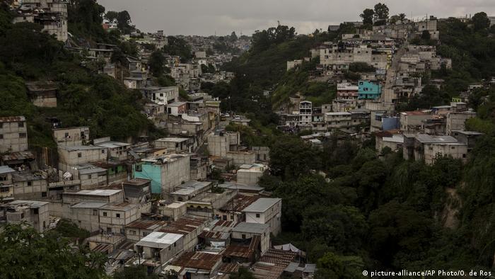 En Guatemala, como en todo Centroamérica, los asentamientos irregulares como este de La Limonada, están en manos de las maras