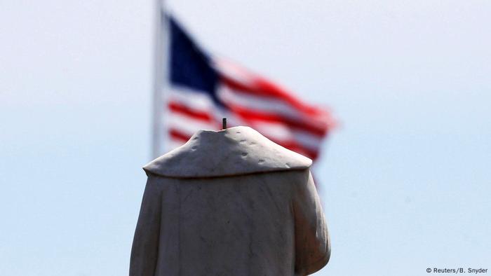 Geköpfte Kolumbus-Statue in Boston, im Hintergrund die US-amerikanische Flagge (Reuters/B. Snyder)