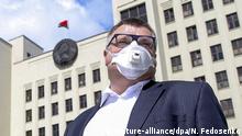 20.05.2020, Belarus, Minsk: MINSK, BELARUS - MAY 20, 2020: Viktor Babariko, formerly Belgazprombank Board Chairman, leaves the Belarusian Central Election Commission building, a team of activists registered to collect signatures in support of his candidacy in the 2020 presidential election scheduled for August 9. The collection of signatures for candidates lasts from May 21 through June 19. Natalia Fedosenko/TASS Foto: Natalia Fedosenko/TASS/dpa |