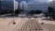 Foto de protesta de activistas en la playa de Brasil con fosas simbólicas en la arena Foto de protesta de activistas en la playa de Brasil con fosas simbólicas en la arena
