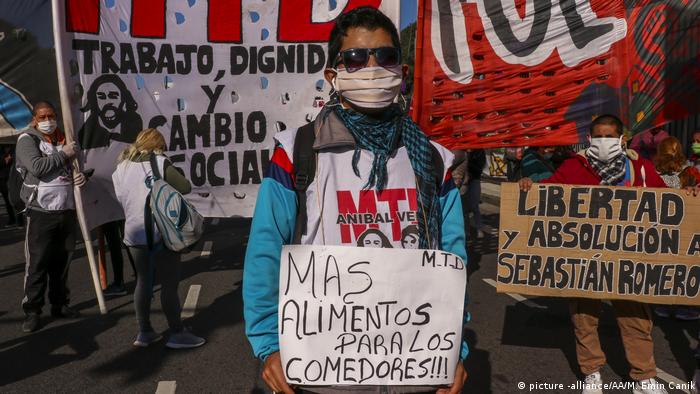 Protesta por más alimentos para los más necesitados en Buenos Aires, Argentina.