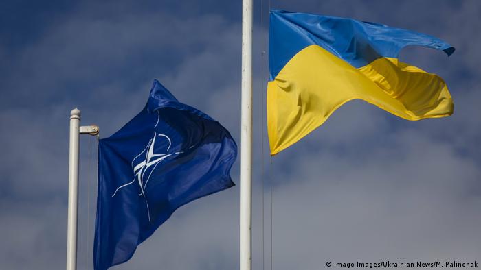 Прапори України та НАТО