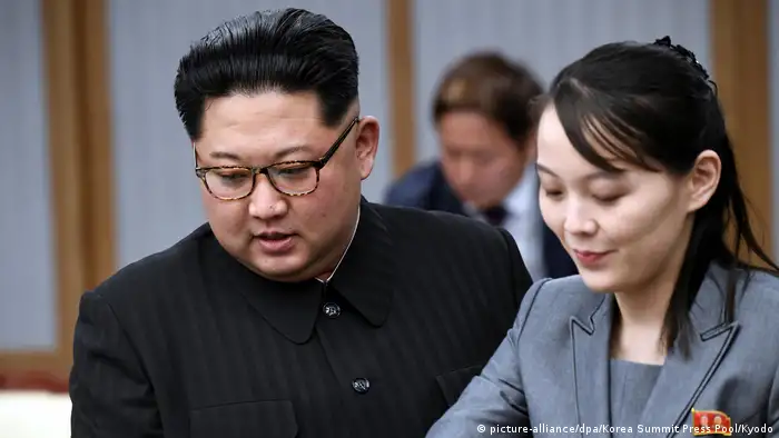 Kim Jong Un und Schwester Kim Yo Jong (picture-alliance/dpa/Korea Summit Press Pool/Kyodo)