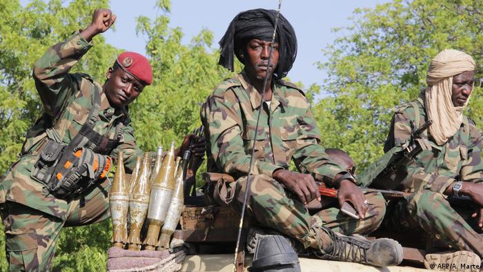 Nigeria Soldaten des Tschad patrouillieren in Monguno