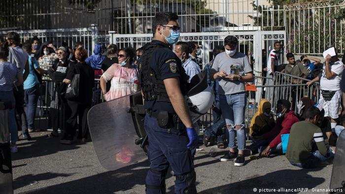 Griechenland Athen Flüchtlinge warten vor Asylbehörde (picture-alliance/AP/P. Giannakouris)