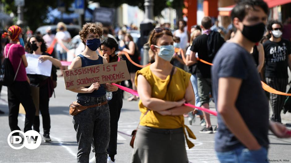 Расизм в москве. Расизм в Германии. Акция против расизма. Сообщество людей против расизма. Общественный активист Германии.