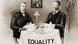 Booker T. Washington und Präsident Roosevelt sitzen an einem Tisch, auf dem Tischtuch steht "Equality" Booker T. Washington und Präsident Roosevelt sitzen an einem Tisch, auf dem Tischtuch steht "Equality"