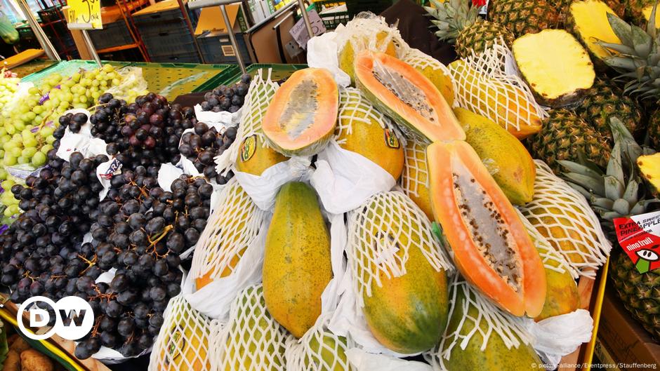 Pesticidas vetados na UE são detectados em frutas vindas do Brasil