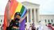 Homem levanta bandeira LGBT em frente à Suprema Corte dos EUA Homem levanta bandeira LGBT em frente à Suprema Corte dos EUA