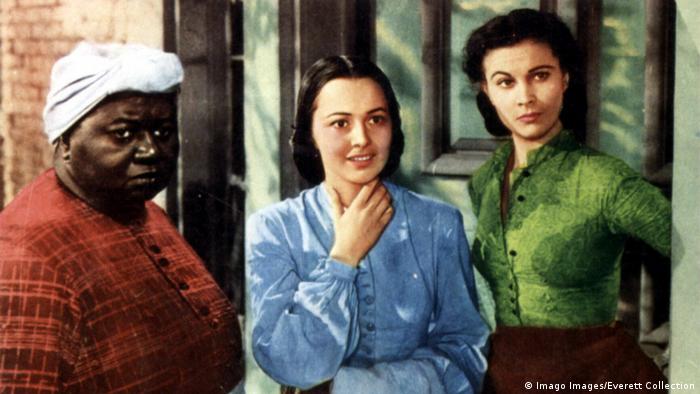 Filmstill Vom Winde verweht - drei Darstellerinnen, eine schwarze, zwei weiße, mit Blick auf die Kamera (Imago Images/Everett Collection)
