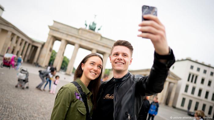 Turistas na frente do Portão de Brandemburgo, em Berlim