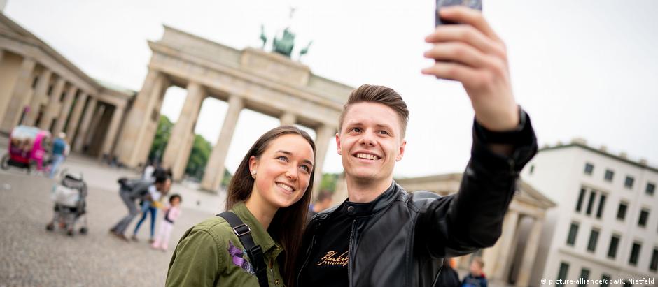 Turistas na frente do Portão de Brandemburgo, em Berlim