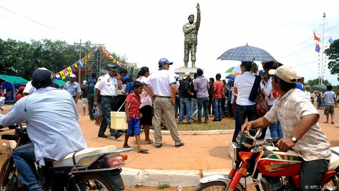 Venezuela Präsident Hugo Chavez Statue in Riberalta (AFP/J. Bernal)