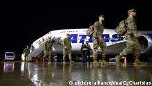 21.02.2020, Hamburg: Soldaten der 2.Brigade der 3. Infantriedivision aus Fort Steward im U.S. Staat Georgia kommen im Rahmen der laufenden Großübung Defender Europe 20 am Flughafen an und gehen über das Vorfeld zu den wartenden Bussen. Defender Europe 20 gilt als größte Truppen-Verlegeübung der Nato seit 25 Jahren. Laut Verteidigungsministerium werden bis zu 37 000 Soldaten aus 18 Nationen daran teilnehmen. Foto: Christian Charisius/dpa | Verwendung weltweit