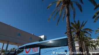 Οι μεγάλοι τουριστικοί όμιλοι έχουν τα δικά τους λεωφορεία