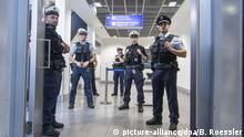 dpatopbilder - 08.11.2019, Hessen, Frankfurt/Main: Beamte der Bundespolizei führen an einem Gate am Flughafen eine Einreisekontrolle durch und warten auf die Passagiere eines aus Athen kommenden Flugzeuges. Foto: Boris Roessler/dpa | Verwendung weltweit