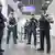 Policiais alemães alinhados em dependência do Aeroporto de Frankfurt