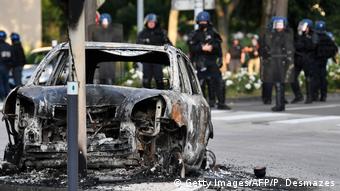 Сожженный автомобиль в Дижоне. В результате беспорядков в Дижоне пострадали несколько человек, участники уличных баталий сожгли автомобили и нанесли прочий ущерб 