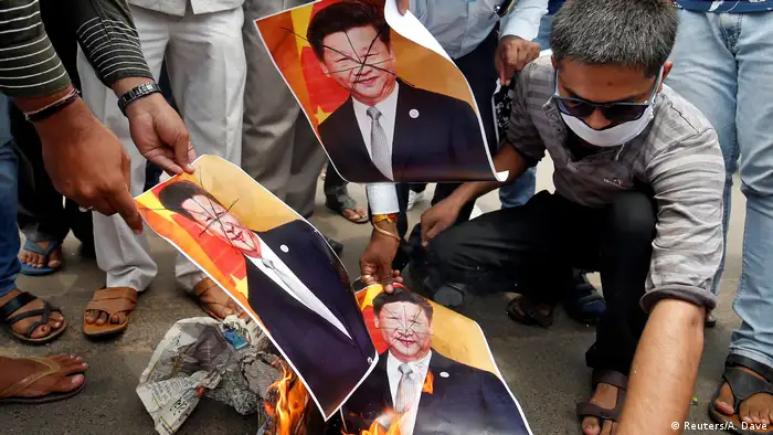 Unterstützer der indischen Regierung verbrennen Bilder von Chinas Päsident Xi Jinping