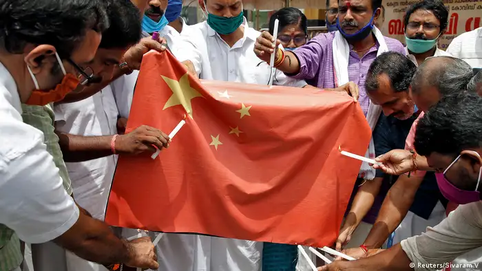 Unterstützer der indischen Regierung verbrennen Chinas Fahne