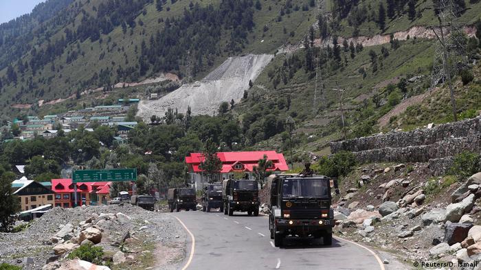 Indische Armee Lastwagen auf dem Weg nach Ladakh