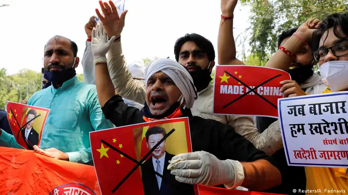 Aktivisten der Orgnisation Swadeshi Jagran Manch protestieren gegen China in New Delhi