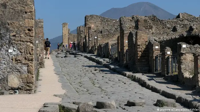Eine Straße in Pompeji, Kopfsteinpflaster und Ruinen