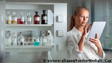 Portrait of a female researcher doing research in a biochemistry lab (shallow DOF color toned image) | Verwendung weltweit, Royalty free: Bei werblicher Verwendung Preis auf Anfrage., Keine Weitergabe an Wiederverkäufer.