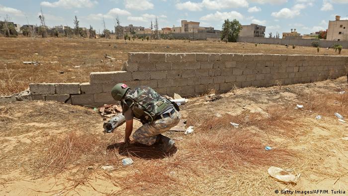 Libye: un soldat turc déminant un quartier du sud de Tripoli, en juin 2020Getty Images/AFP/M. Turkia)
