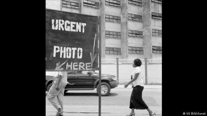 Akinbode Akinbiyi, Victoria Island, Lagos, 2006: city shot with sign 'urgent photo here'
(VG Bild-Kunst)