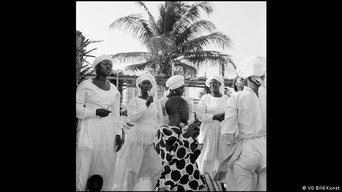 Akinbode Akinbiyi, Bar Beach, Victoria Island, Lagos, 2006: women in dressed in white (VG Bild-Kunst)