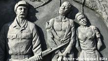 04.06.2019, Namibia, Windhuk: Ein Denkmal zur Erinnerung an den von deutschen Kolonialtruppen begangenen Völkermord an den Herero und Nama (etwas 1904-1907) im Zentrum der namibischen Hauptstadt Windhoek. Die Inschrift laut übersetzt etwa: „Ihr Blut nährt unsere Freiheit“. Foto: Jürgen Bätz/dpa +++ dpa-Bildfunk +++ | Verwendung weltweit