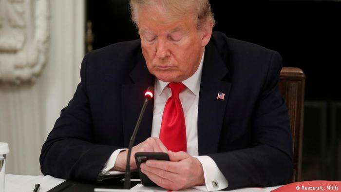 US-Präsident Donald Trump bei der Benutzung seines Smartphones (Foto: Reuters/L. Millis)