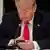 Президент США Дональд Трамп со смартфоном в руке