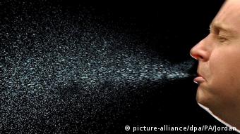 Наглядное изображение распространения частичек жидкости в воздухе во время чихания