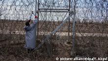 ARCHIV - 07.03.2020, Türkei, Pazarkule: Ein Migrant steht am Grenzzaun an der türkisch-griechischen Grenze und versucht, mit einer Drahtschere den Zaun durchzuschneiden. Der Bundeszuwanderungs- und Integrationsrat hat von der deutschen EU-Ratspräsidentschaft gefordert, sich innerhalb des Staatenbunds für eine gemeinsame Flüchtlingspolitik einzusetzen. Foto: Yasin Akgul/dpa +++ dpa-Bildfunk +++