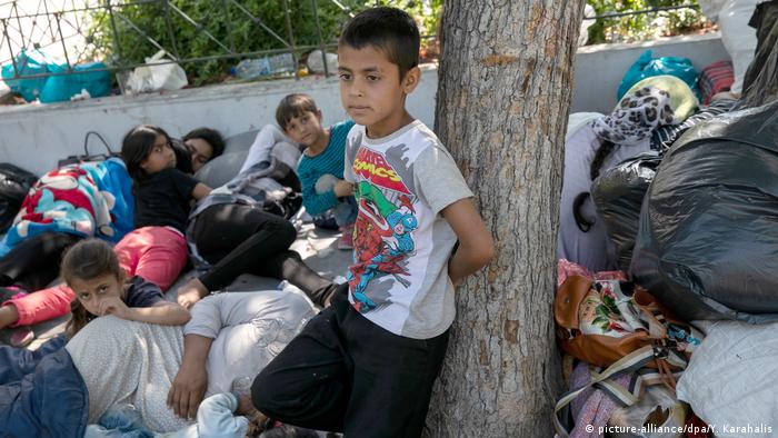 Keluarga pengungsi di Athena setelah kamp penampungan di pulau Lesbos terbakar habis.