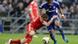 Die Bayern-Spieler Olic und Schweinsteiger kämpfen mit dem Schalker Farfan um den Ball. Foto: AP Die Bayern-Spieler Olic und Schweinsteiger kämpfen mit dem Schalker Farfan um den Ball. Foto: AP