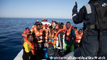 dpatopbilder - HANDOUT - 17.06.2020, ---: Mehr als 90 Personen sitzen auf einem Schlauchboot. Das Boot mit den Flüchtlingen wurde von Sea-Watch 3 etwa 30 Seemeilen vor der Küste Libyens gefunden. Alle Personen wurden evakuiert und sicher an Bord von Sea-Watch 3 gebracht. Foto: --/Sea Watch e.V./dpa +++ dpa-Bildfunk +++ |