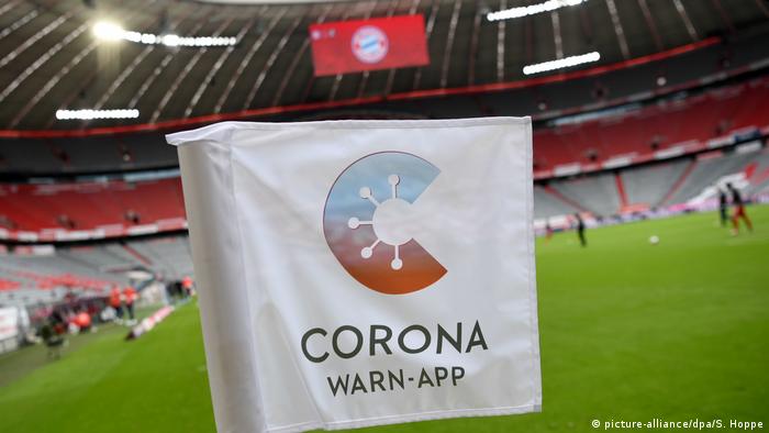 FC Bayern München - SC Freiburg - Eckfahne - Corona Warn-App