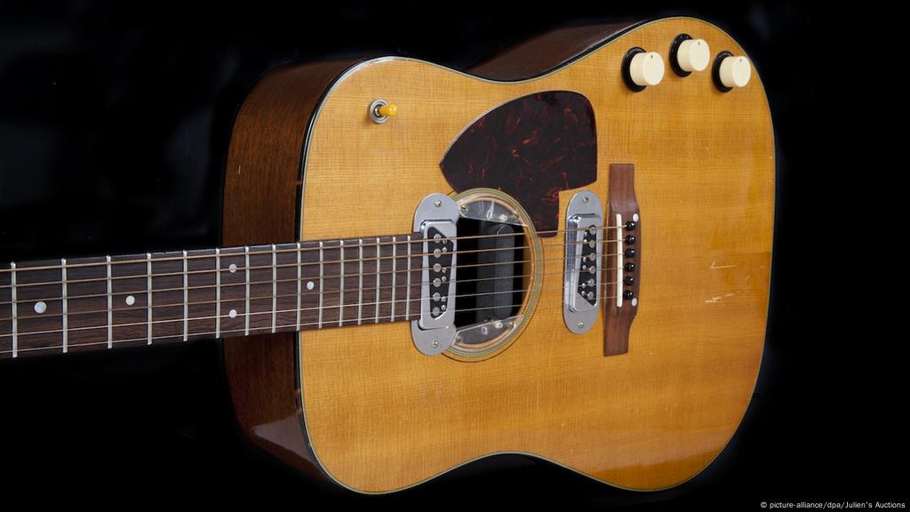 Kurt Cobain′s acoustic guitar sells for record $6 million | News | DW | 21.06.2020