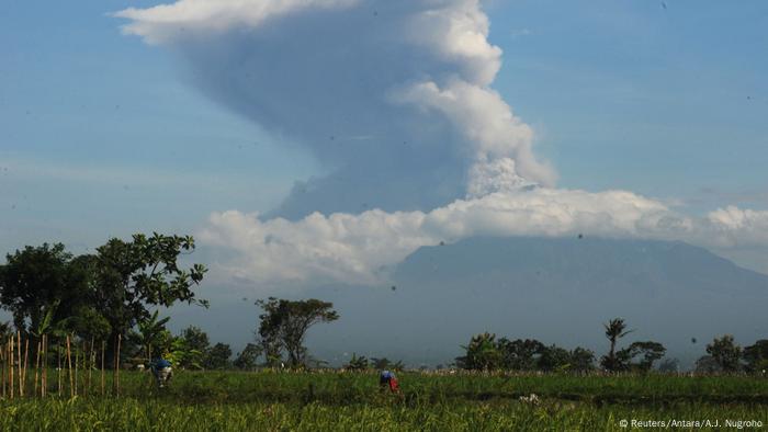 Gunung Merapi meletus