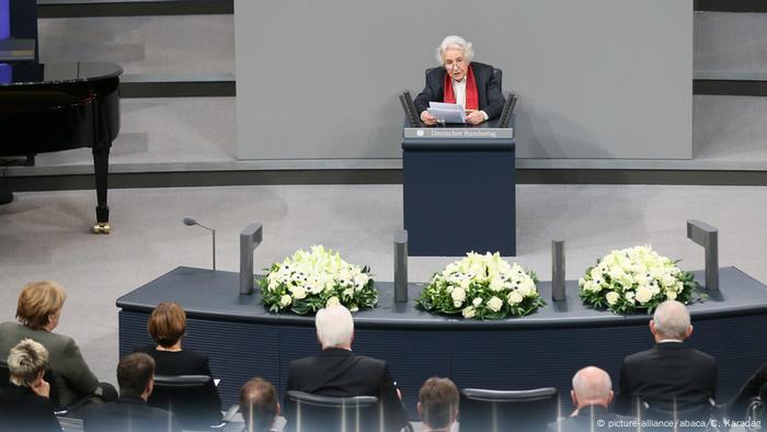 Anita Lasker Wallfisch, seated at a desk, speaking to the members of the Bundestag (picture-alliance/abaca/C. Karadag)