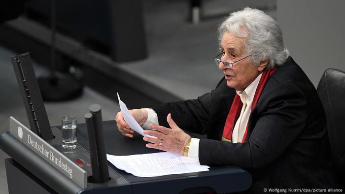 Anita Lasker-Wallfisch seated at a desk, holding a piece of paper and speaking in the Bundestag (picture-alliance/dpa/W. Kumm)
