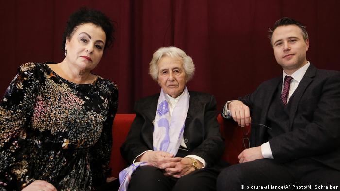 Die Holocaust-Überlebende Anita Lasker Wallfisch sitzt mit ihrem Enkel Simon (rechts) und ihrer Tochter Maya (links) vor der Kamera (picture-alliance/AP Photo/M. Schreiber)
