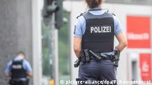 ARCHIV - 02.08.2019, Hessen, Frankfurt/Main: Eine Polizistin steht in der Düsseldorfer Straße nahe des Frankfurter Hauptbahnhofs vor einer Filiale der Frankfurter Sparkasse. Auf die Filiale wurde ein Raubüberfall verübt. (zu dpa «Polizeieinsatz im Bahnhofsviertel - Prozess um Banküberfall beginnt») Foto: Frank Rumpenhorst/dpa +++ dpa-Bildfunk +++