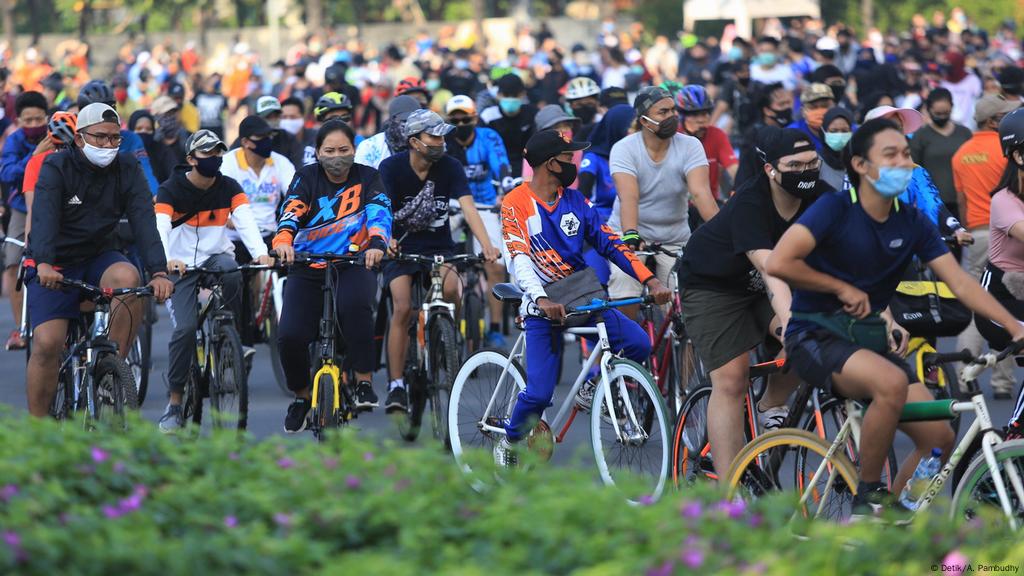 Awas Nongkrong Nongkrong Dan Gowes Bareng Potensial Jadi Klaster Corona Indonesia Laporan Topik Topik Yang Menjadi Berita Utama Dw 10 08 2020 Awas Nongkrong Nongkrong Dan Gowes Bareng Potensial Jadi Klaster Corona Indonesia Laporan Topik Topik Yang Menjadi Berita Utama Dw 10 08 2020