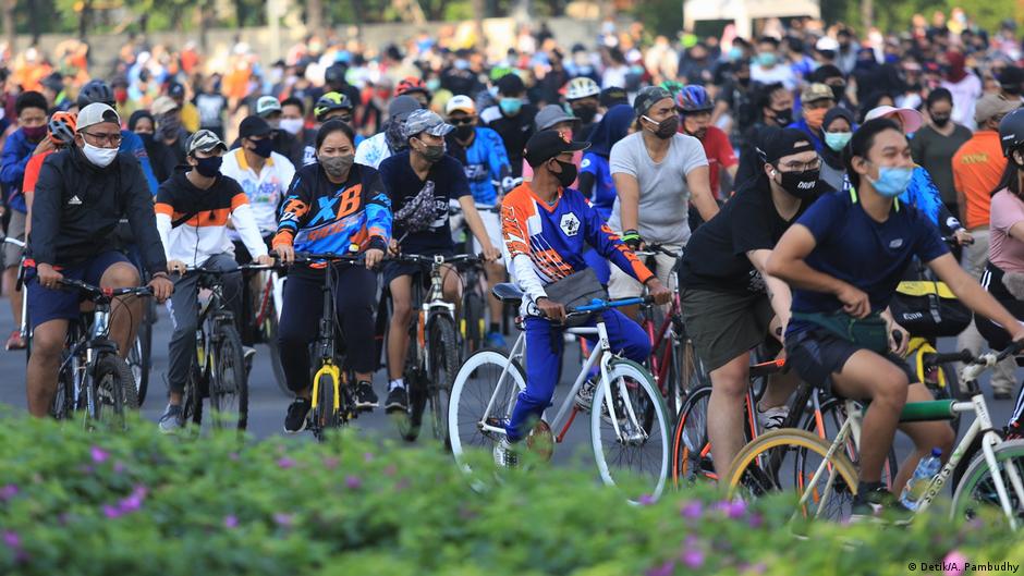 Awas Nongkrong Nongkrong Dan Gowes Bareng Potensial Jadi Klaster Corona Indonesia Laporan Topik Topik Yang Menjadi Berita Utama Dw 10 08 2020